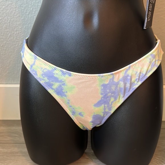 Normal coverage bottom with string top swimsuit set. - Picture 6 of 12